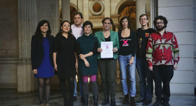 Delegación del Free Culture Forum junto a Ada Colau. Foto: Xnet
