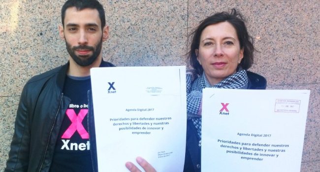 Miembros de Xnet presentan en el Congreso la Agenda Digital 2017. Foto: Xnet