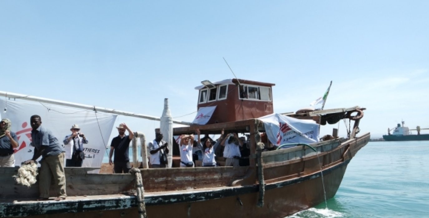 Barco con material de emergencia y personal MSF llegando a Adén, Yemen. Foto: Jochen Ganter (MSF) ©