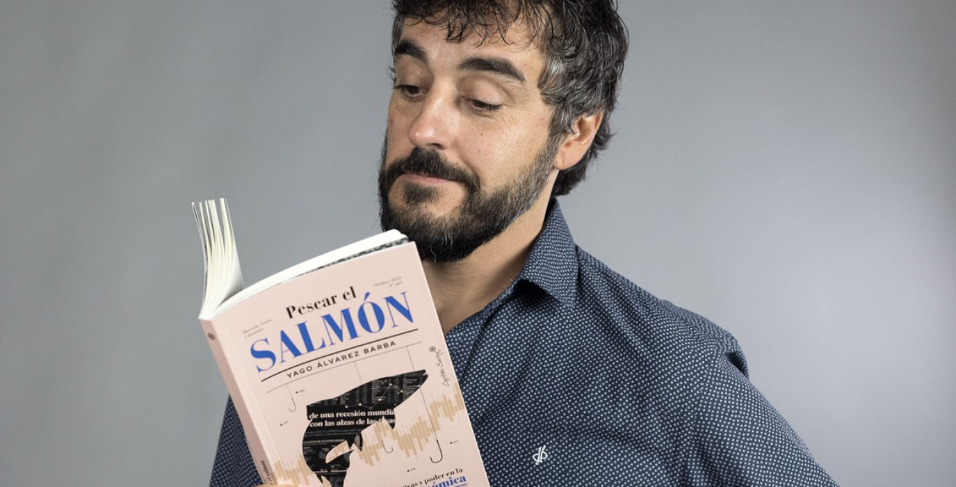 Yago Álvarez con su libro ‘Pescar el salmón’ | Foto: Elvira Mejías y David F. Sabadell