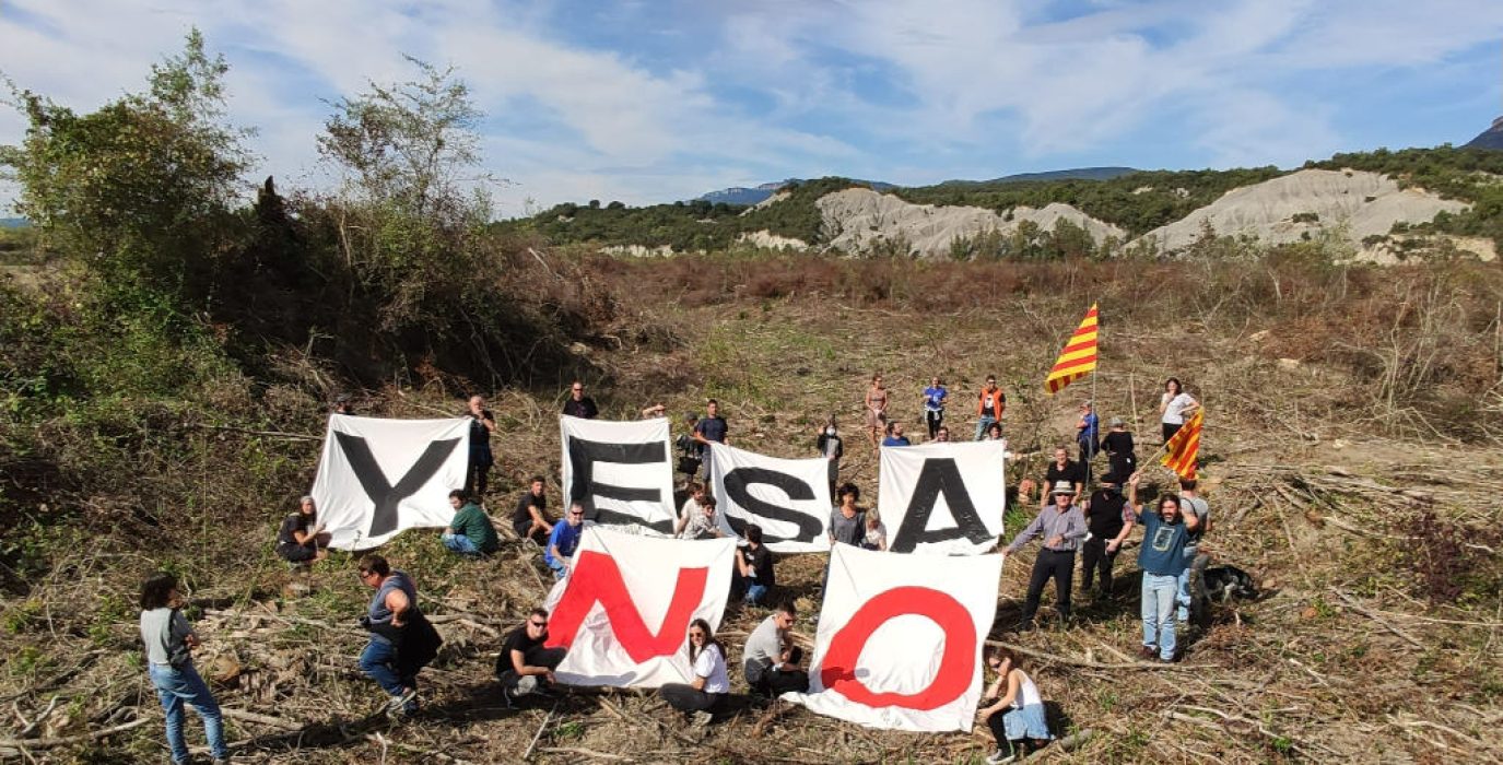 Unos manifestantes con pancartas donde se lee yesa no