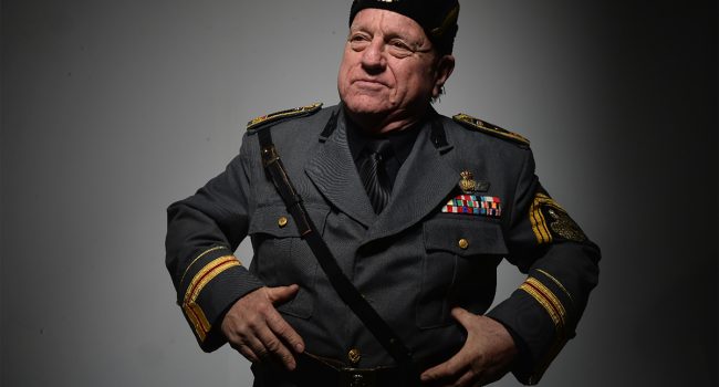 Leo Bassi en el piel de Mussolini.