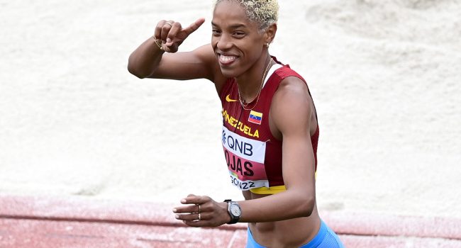 La venezolana Yulimar Rojas celebra su tercer título de triple salto. Foto: World Athletics