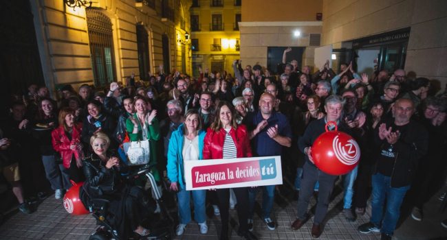 Elena Tomás y Suso Domínguez arropadas por la candidatura de Zaragoza en Común en el arranque de campaña de las últimas municipales | Foto: ZeC
