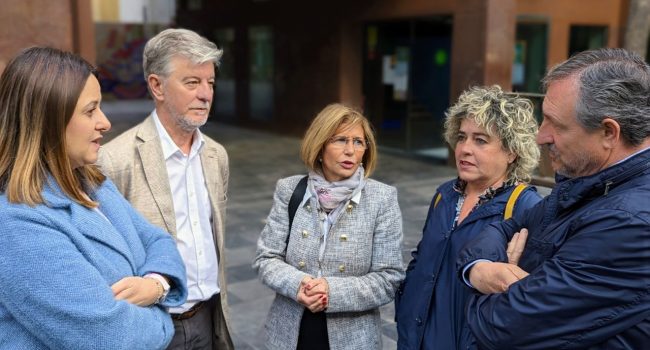Elena Tomás y Pedro Santisteve junto a Alejandro Aznar y el resto de representantes de 'Zaragoza Esencial' | Foto: Iker G. Izagirre (AraInfo)
