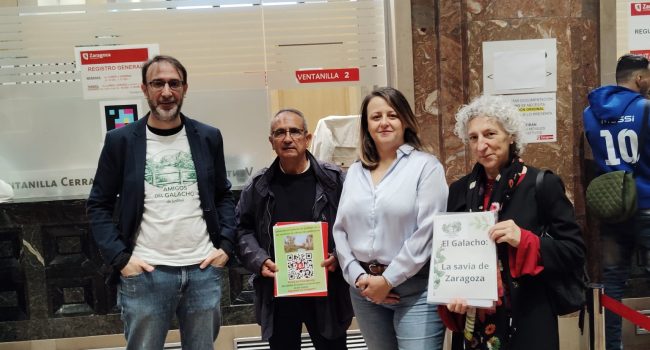 Elena Tomás junto a representantes de la Asociación Amigos del Galacho | Foto: ZeC