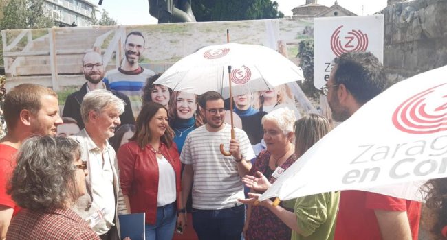 Acto de Zaragoza en Común celebrado este miércoles frente al Mercado Central | Foto: ZeC