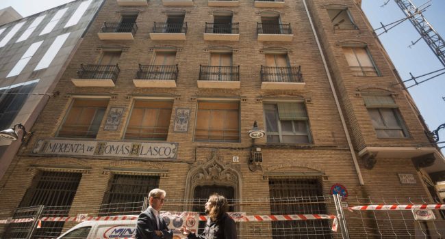 Santisteve junto al concejal de Vivienda y candidato de ZeC, Pablo Híjar, en las puertas de la Imprenta Blasco.