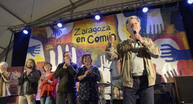 Santisteve en el acto de cierre de campaña de ZeC junto las y los candidatos Luisa Broto, Alberto Cubero, Alicia Alcalde, Pablo Hijar y Pilar Vaquero. Foto: Pablo Ibáñez (AraInfo)