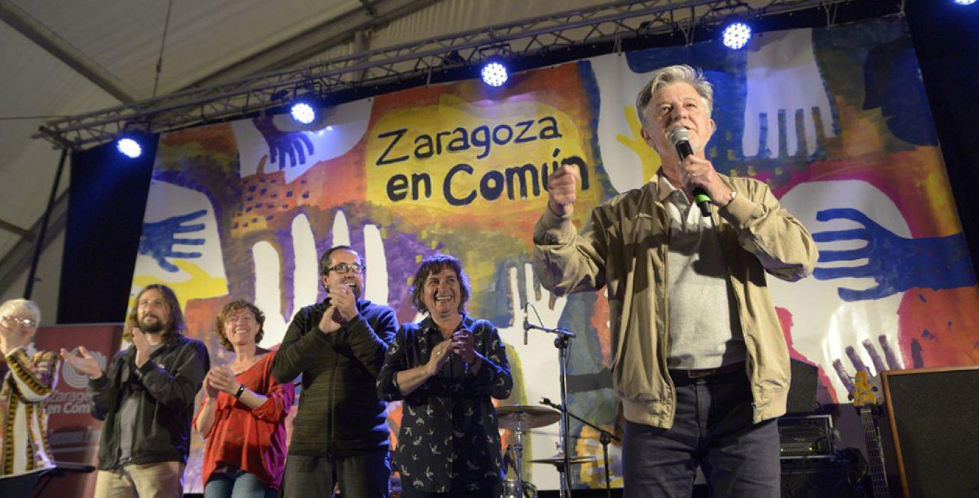 Santisteve en el acto de cierre de campaña de ZeC junto las y los candidatos Luisa Broto, Alberto Cubero, Alicia Alcalde, Pablo Hijar y Pilar Vaquero. Foto: Pablo Ibáñez (AraInfo)
