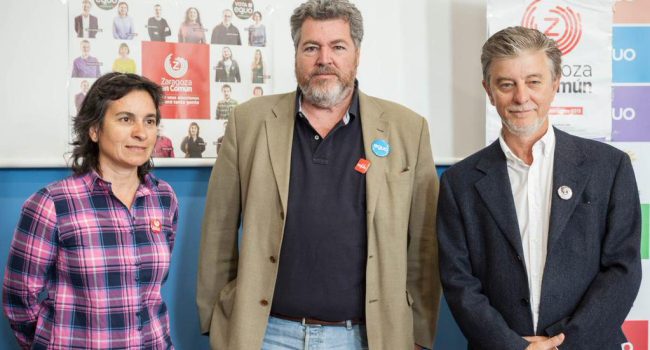 El portavoz de Equo, Juan López de Uralde, junto a Luisa Broto y Pedro Santisteve, candidatos de Zaragoza en Común.