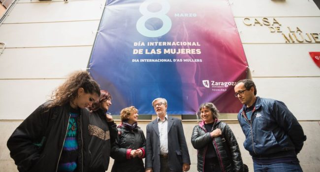 Pedro Santisteve, Luisa Broto y Alberto Cubero junto a otras integrantes de la candidatura de ZeC.