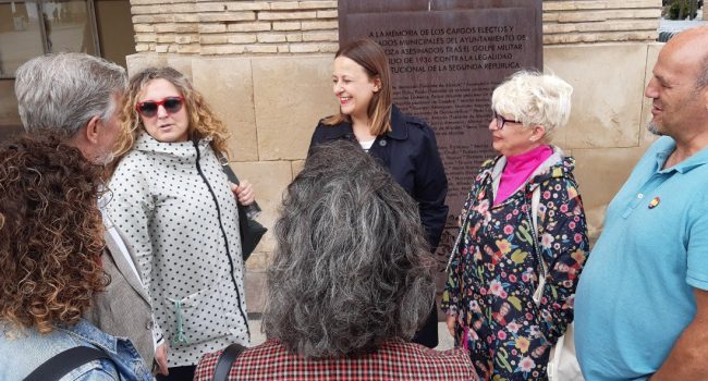 Elena Tomás junto a Suso Domínguez, Pilar Vaquero y Pedro Santisteve en la placa en memoria de cargos electos y trabajadores municipales represaliados por el franquismo | Foto: ZeC