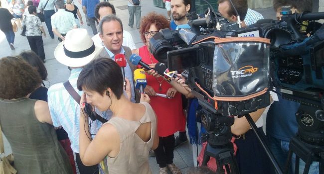 Burillo y Martínez en la rueda de prensa ofrecida por Zaragoza en Común en la plaza del Pilar. Foto: ZeC