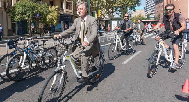 Santisteve celebrando el Día Mundial sin Coches en 2016. Foto: Daniel Marcos (AZ)
