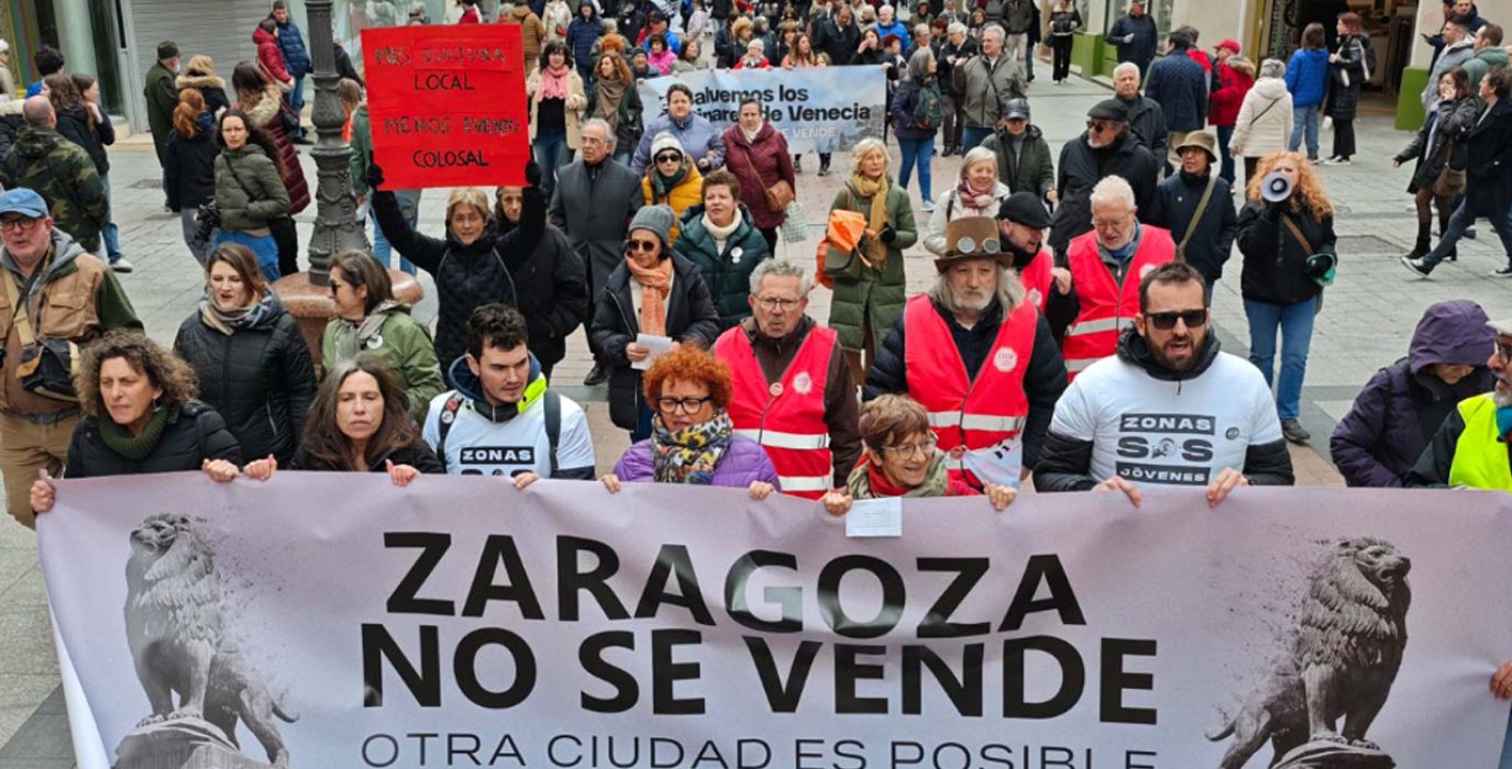 Más de 10.000 personas se manifestaron en marzo de 2025 por una "Zaragoza que no se vende" | Foto: Pablo Híjar / AraInfo