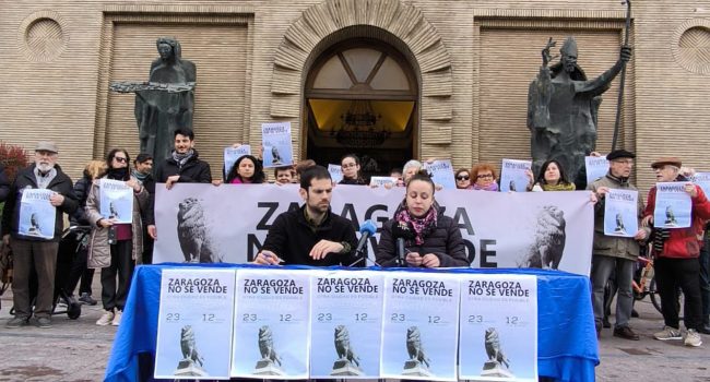 Ángela Ezquerro y Óscar Burriel, portavoces de la Coordinadora "Zaragoza no se vende" durante la rueda de prensa de este miércoles.