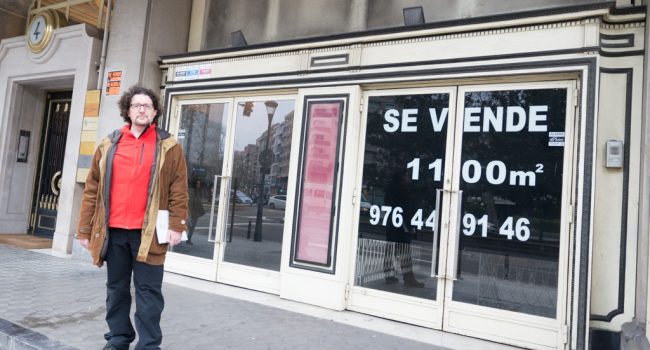 Agustín Monllor en la puerta del Cinema Eliseos. Foto: Pablo Ibáñez (AraInfo)