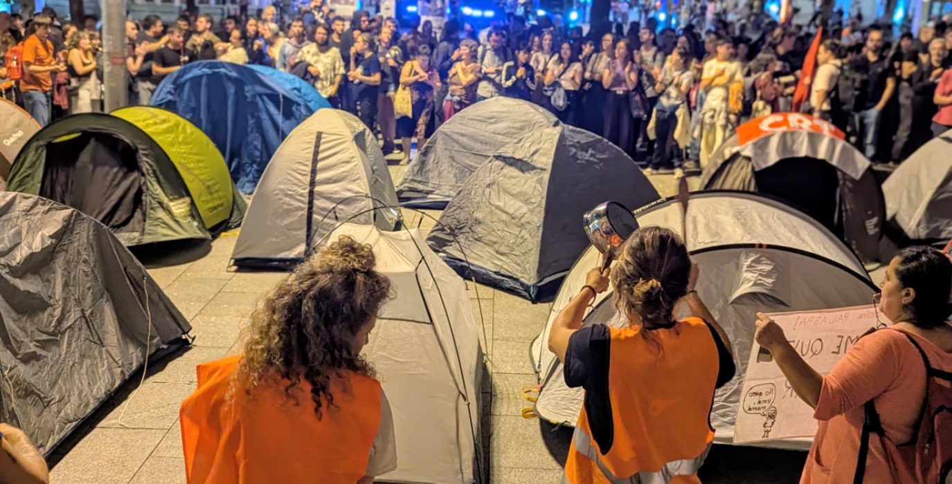 Acampada por la vivienda en Zaragoza | Foto: Iker G. Izagirre / AraInfo