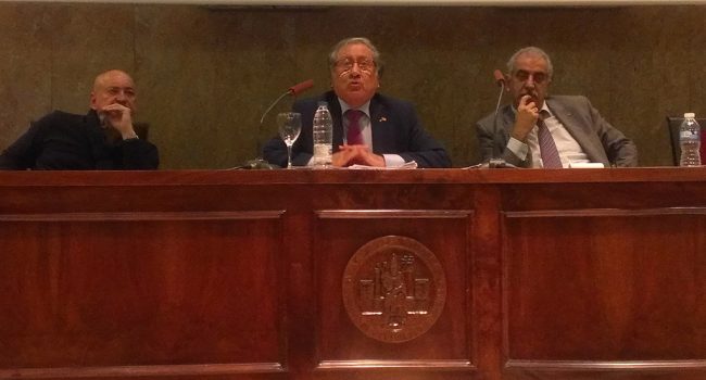 Musa Odeh (en el centro), junto a Francisco Palacios (a la izquierda), durante la charla en Zaragoza. Foto: @mr_belbedere