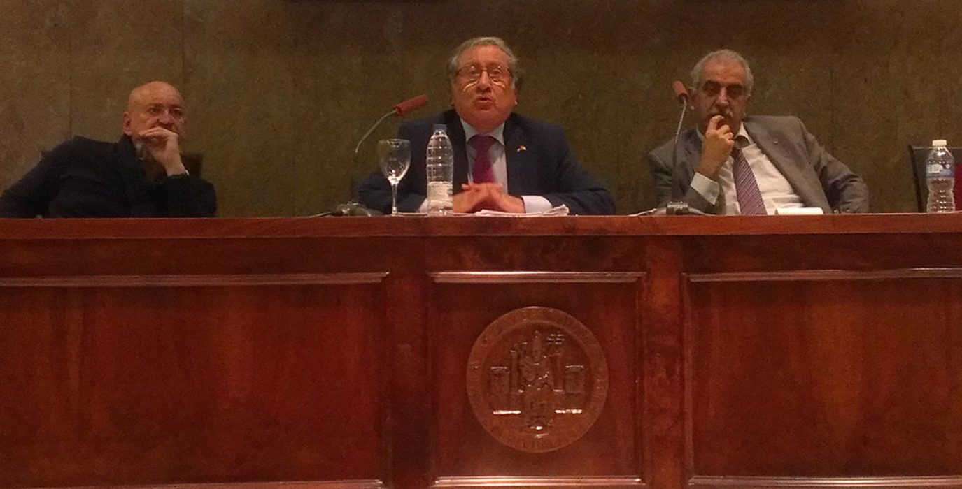 Musa Odeh (en el centro), junto a Francisco Palacios (a la izquierda), durante la charla en Zaragoza. Foto: @mr_belbedere