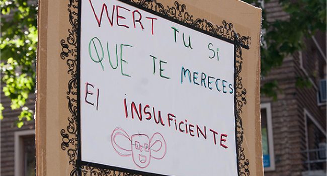 Cartel visto en la huelga contra la Lomce del pasado 6 de mayo. Foto: Diego Díaz (AraInfo)