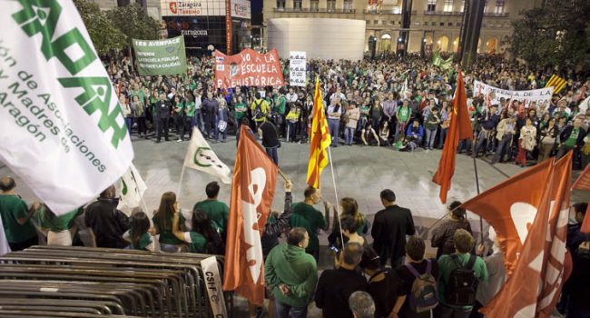 Miles de personas en las calles de Zaragoza en la manifestación de la tarde. Éxito rotundo de la jornada de huelga en Educación. Foto: Juan Manzanara