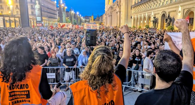 La plaza del Pilar, abarrotada durante la lectura del manifiesto que cerró la multitudinaria movilización por el derecho a la vivienda en Zaragoza | Foto: Iker G. Izagirre / AraInfo