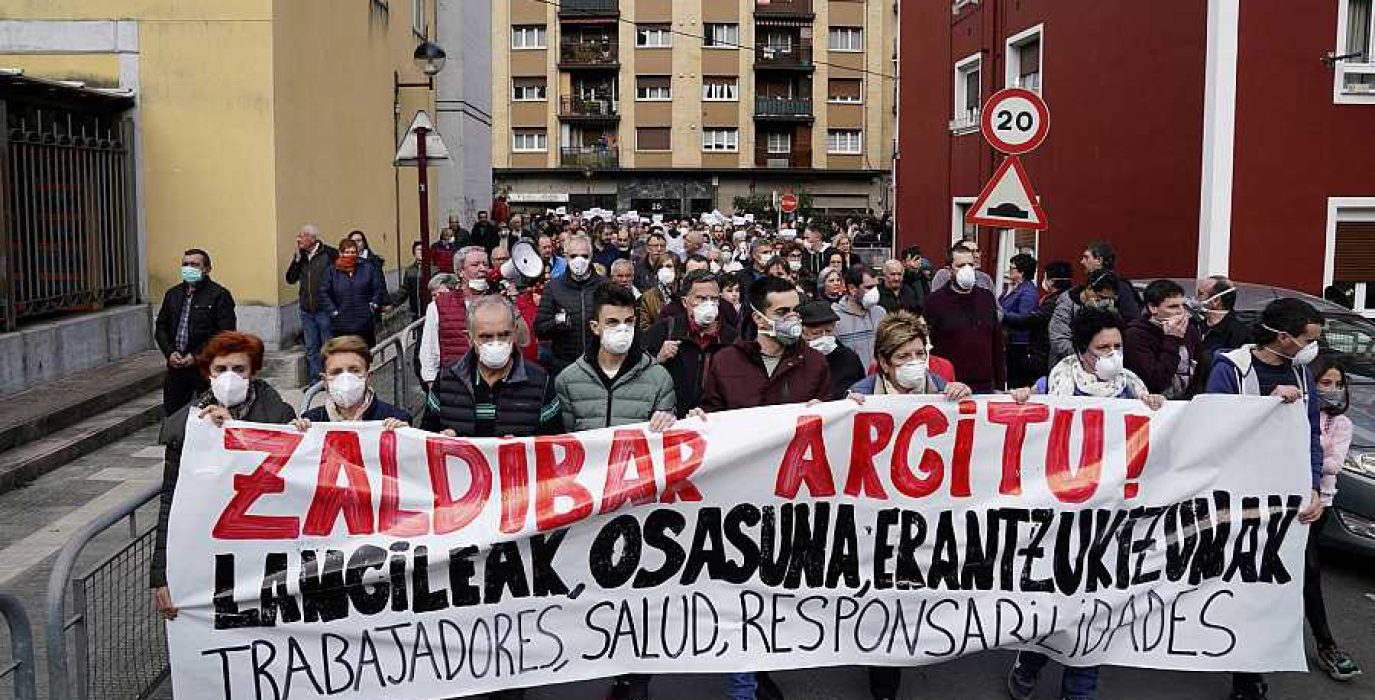 Manifestación en Ermua, el pasado 15 de febrero, por la gestión de la crisis tras el derrumbe del vertedero de Zaldíbar. Foto: LAB
