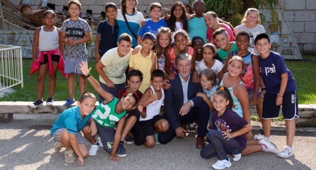 Niños y niñas de Zaragalla con Santisteve y Broto. Foto: Daniel Marcos (AZ)