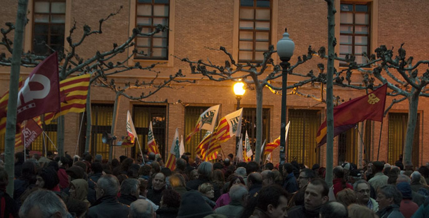 Medio millar de personas se han concentrado en la capital aragonesa en solidaridad con las Marchas por la Dignidad. Foto: Diego Díaz (AraInfo)