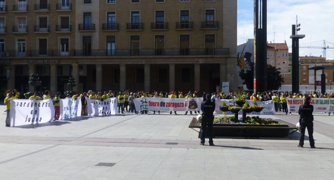 Concentración de la plantilla en las puertas del Ayuntamiento de Zaragoza el pasado 24 de marzo. Foto: CGT Aragón