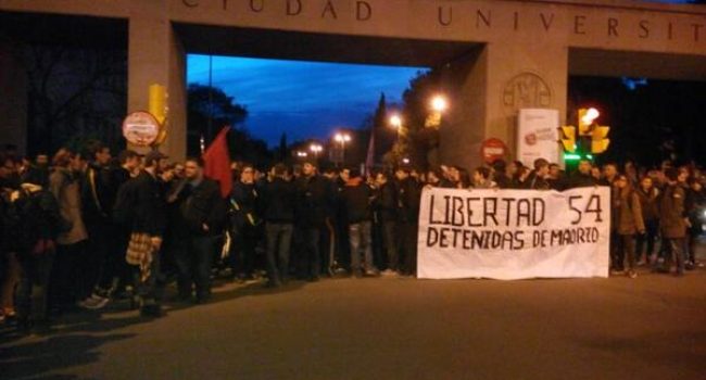 Las 54 personas detenidas ayer en Madrid han sido puestas en libertad imputadas por un "delito de daños" y de "usurpación de bienes inmuebles". En la imagen, concentración en Zaragoza para exigir la libertad de las detenidas. Foto: @cjcaragon