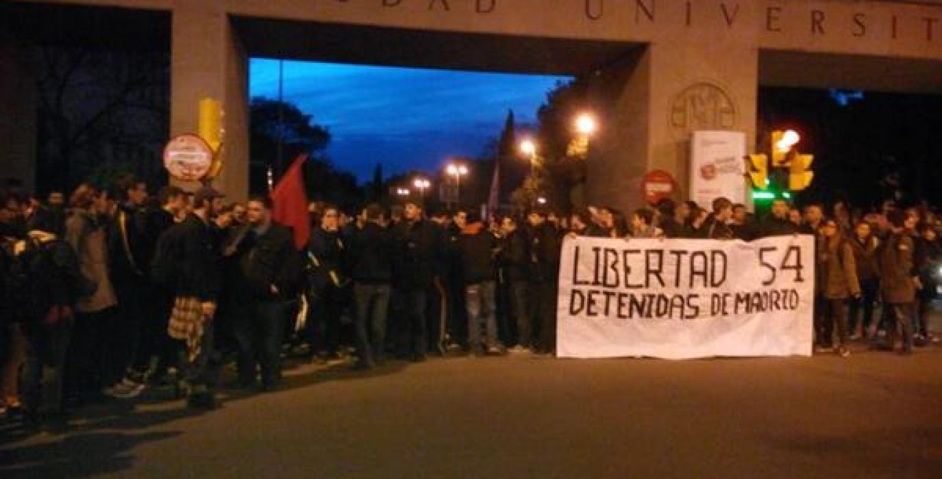 Las 54 personas detenidas ayer en Madrid han sido puestas en libertad imputadas por un "delito de daños" y de "usurpación de bienes inmuebles". En la imagen, concentración en Zaragoza para exigir la libertad de las detenidas. Foto: @cjcaragon