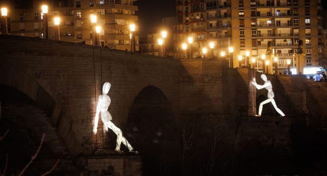 "Colosses" en el Puente de Piedra, una de las ocho instalaciones de Zaragoza Luce | Foto: Daniel Marcos (AZ)