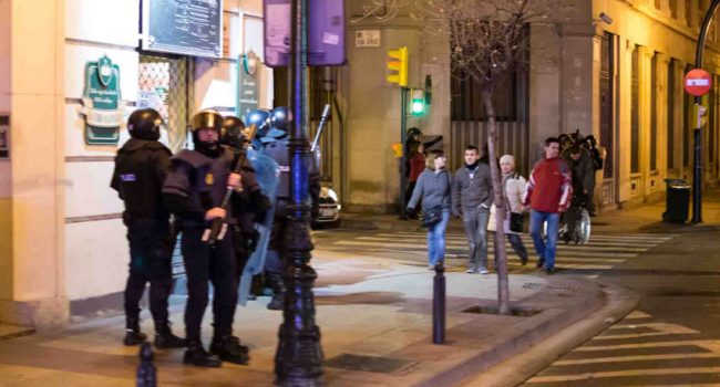 Antidisturbios el pasado viernes en la Madalena. Foto: AraInfo