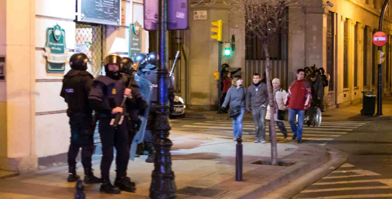 Antidisturbios el pasado viernes en la Madalena. Foto: AraInfo