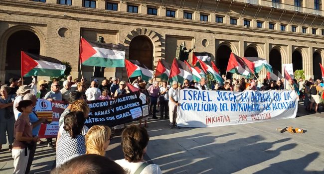 Concentración de este pasado martes a las puertas del Ayuntamiento de Zaragoza. | Foto: Pablo Híjar / AraInfo
