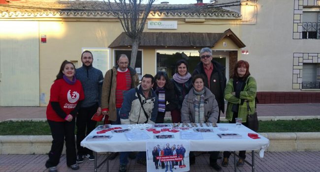 Luisa Broto junto a miembros de la candidatura de Garrapinillos.