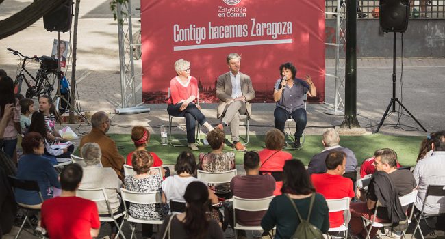 Santisteve junto a Luisa Broto y Pilar Vaquero en el encuentro ciudadano que se celebró este martes en el barrio de San José.