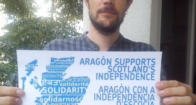 Zesar Corella, Coordinador Nacional de Puyalón, con el cartel en apoyo a la independencia de Escocia.