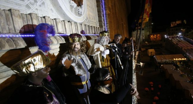 Los Reyes Magos en el balcón del Ayuntamiento de Zaragoza durante las navidades pasadas. Foto: AZ.