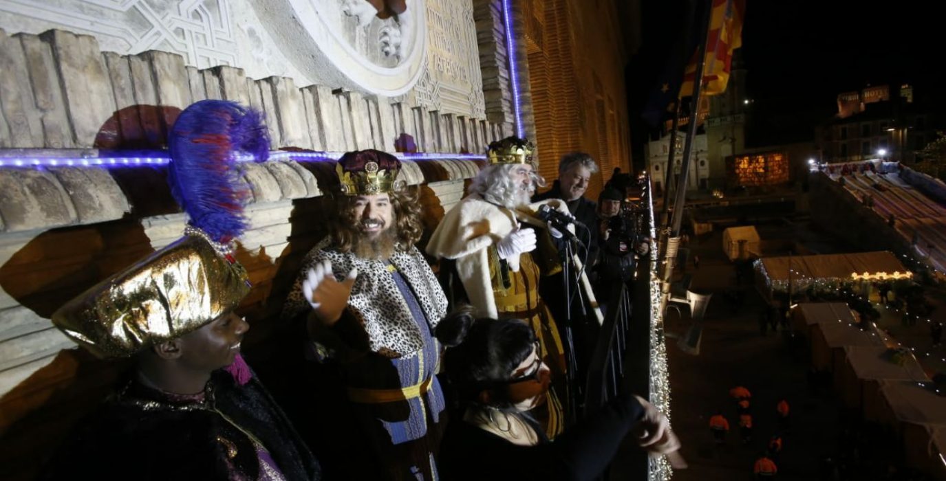 Los Reyes Magos en el balcón del Ayuntamiento de Zaragoza durante las navidades pasadas. Foto: AZ.