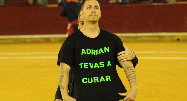 Uno de los activistas antitaurinos con una camiseta de apoyo a Adrián. Foto: Manuel Fernández Minaya