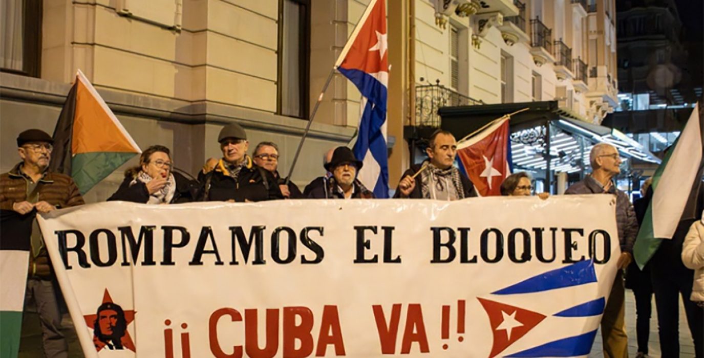 Concentración en Zaragoza en apoyo a Cuba y por el fin del bloqueo | Foto: Asociación Camilo Cienfuegos Cuba-Aragón