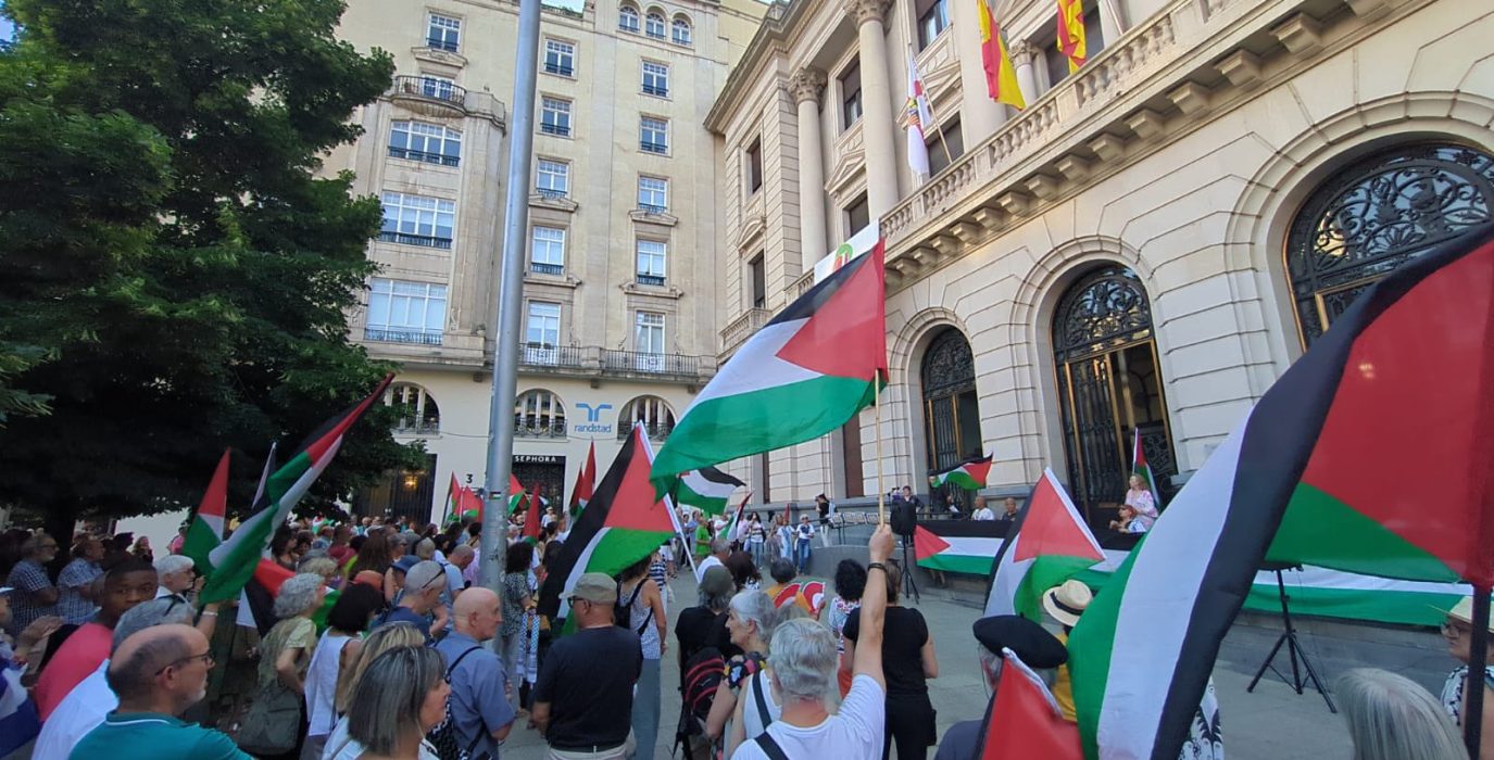 Decenas de personas se volvieron a concentrar este miércoles en plaza España en solidaridad con Palestina | Foto: @Casapalestina_