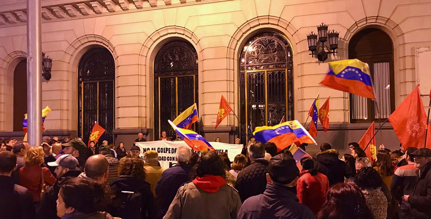 Concentración en Zaragoza contra el golpe en Venezuela. Foto: PCE Aragón