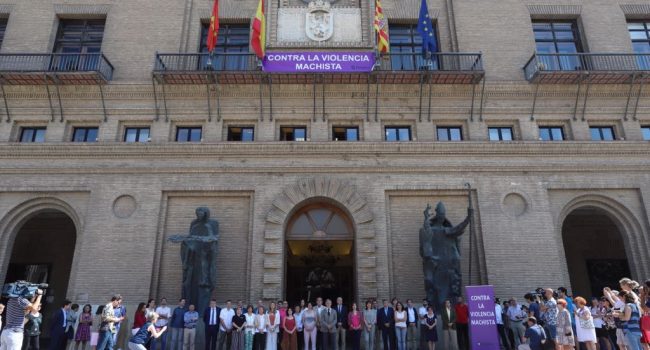 Concentración de repulsa a las puertas del Consistorio por el asesinato machista en Zaragoza. Foto: AZ