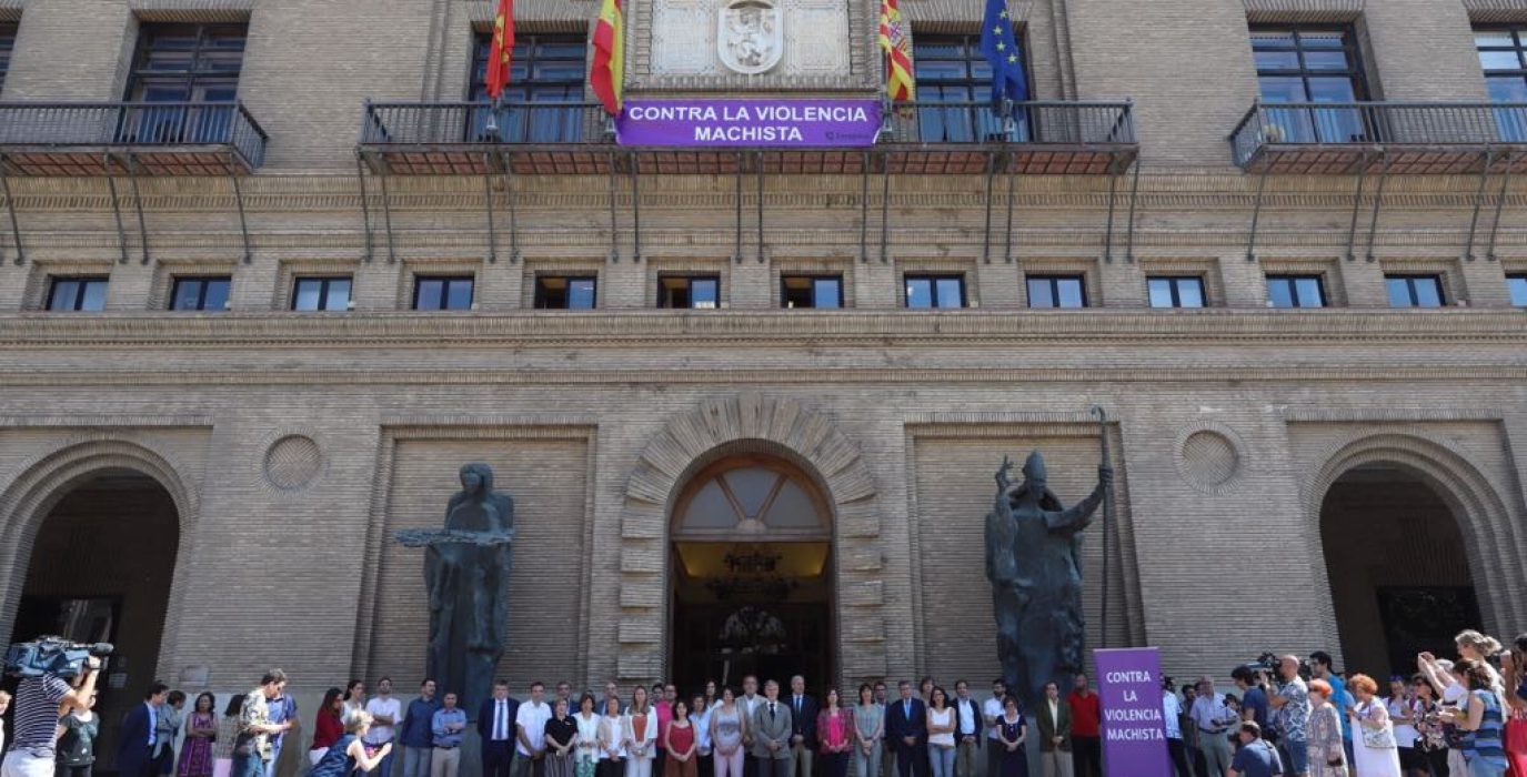 Concentración de repulsa a las puertas del Consistorio por el asesinato machista en Zaragoza. Foto: AZ