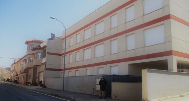 Zésar Corella, delante de un bloque de viviendas vacías en Villaspesa.